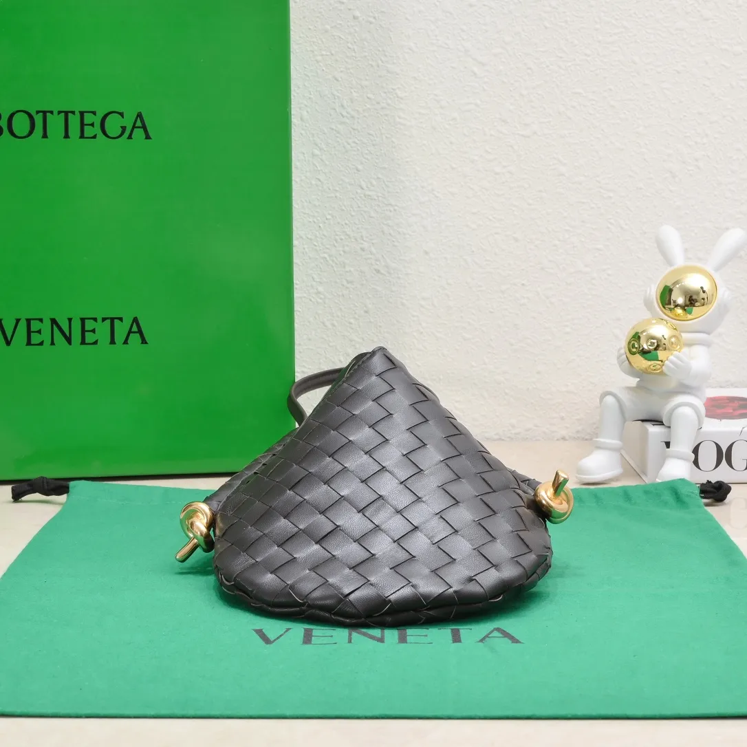 #BottegaVeneta Bottega Veneta Yang Mi's same style Solstice Shoulder Ba's latest bag type also comes with a small bag inside. Very casual style 🔥 High-end, quiet and simple bag from BV show, "Solstice" comes in various colors of dark green, black, ice cream color to present different aesthetics. It is paired with knots made with jewelry-grade craftsmanship. Under the collision of soft leather and metal, it presents a unique sense of high-end. Elegant, casual, unique Style number: 0898 Size: 26*3*30cm